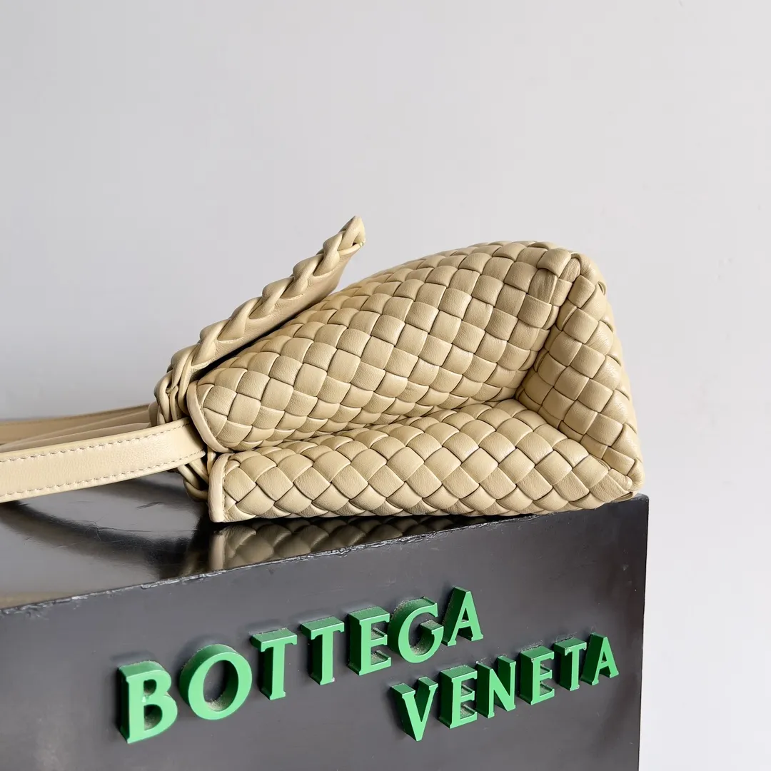 Batch 2320 BV patti bag is full of three-dimensional quilted leather strips. Low-key luxury is often hidden in details and craftsmanship. This bag opens and closes casually, and is simple and elegant overall. It is equipped with a detachable shoulder strap, which can be carried cross-body or carried by hand to match different outfits. The interior is designed with double layers and a small zippered compartment to ensure the safety of private items. No matter the capacity, shape or privacy, it is full of security when you go out. Style number: 776783 Size: 19*26*11cm